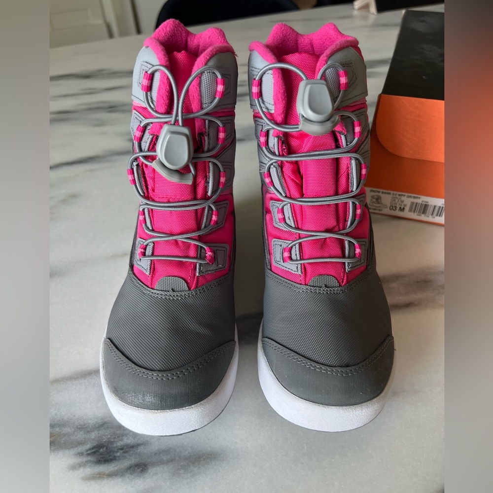 New. No tags Girls merrell waterproof size 3 winter boots. Pink and gray